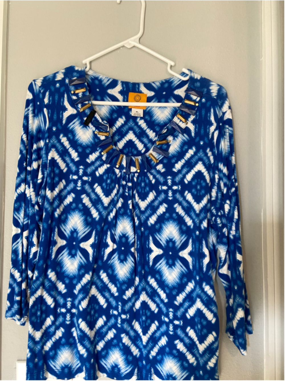 Gorgeous blue & white abstract print 3/4 sleeve blouse, Size Petite Large